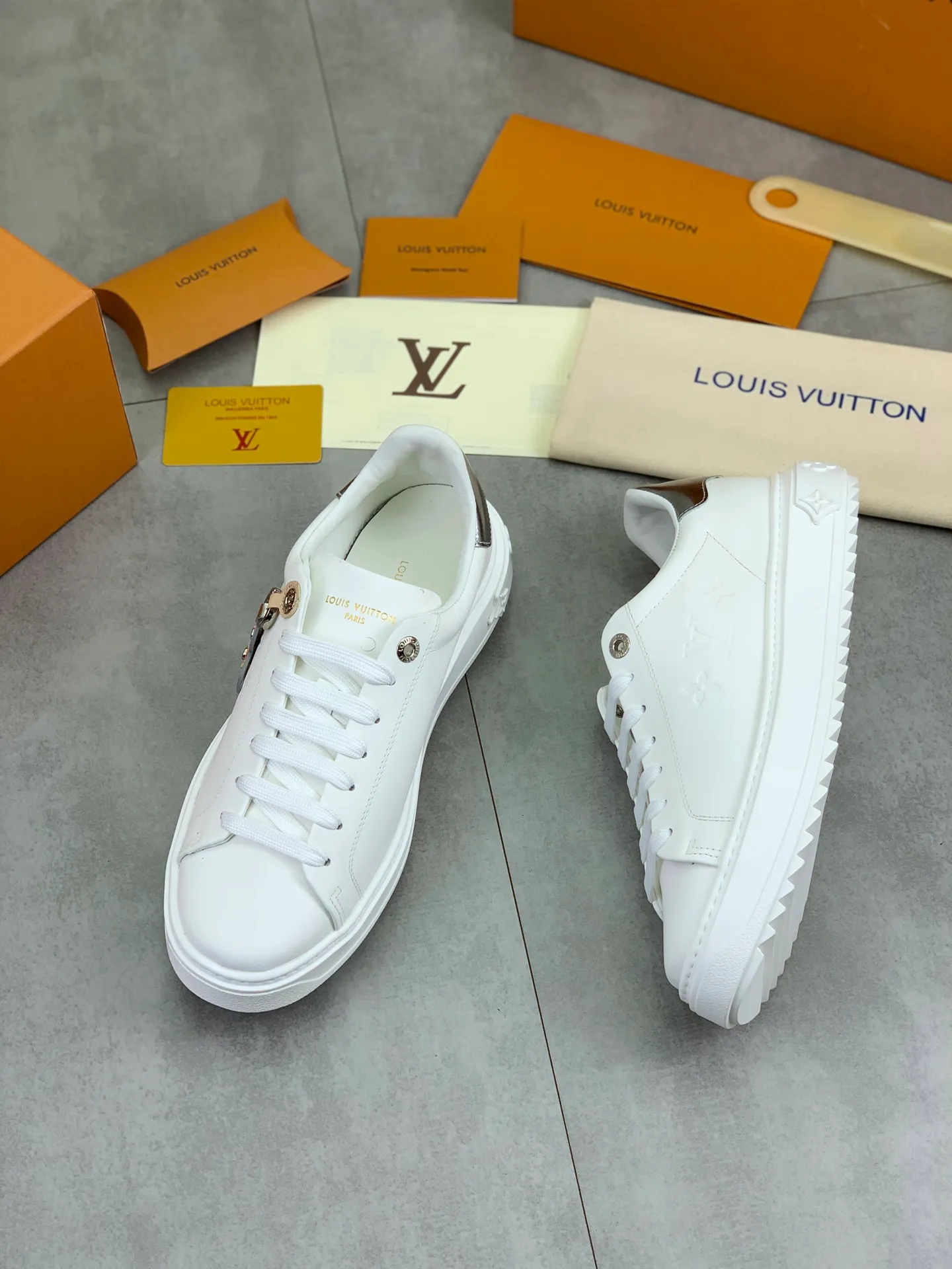 Factory price P700 💶 Top version [LOUIS VUITTON] Couple 🧑‍🤝‍🧑 Craftsman style Counter series (original order) New style 🍀LV Louis Vuitton - top version LV classic high-top trendy shoes! Made of imported original craft calfskin, original breathable lining, and original wear-resistant, lightweight, high-end TPU outsole! High quality products! 3️⃣ colors available, code numbers: female 35-39, male 39-44 (female 40, male 45 46 customized)